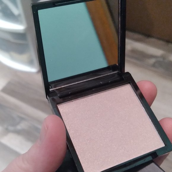 Saint Luxe Rose Quartz Powder Highlighter - Picture 3 of 3